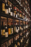 Variedad de botellas de vino para catas de vino en Salamanca