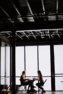 Dos mujeres sentadas juntas charlando sobre catas de vinos